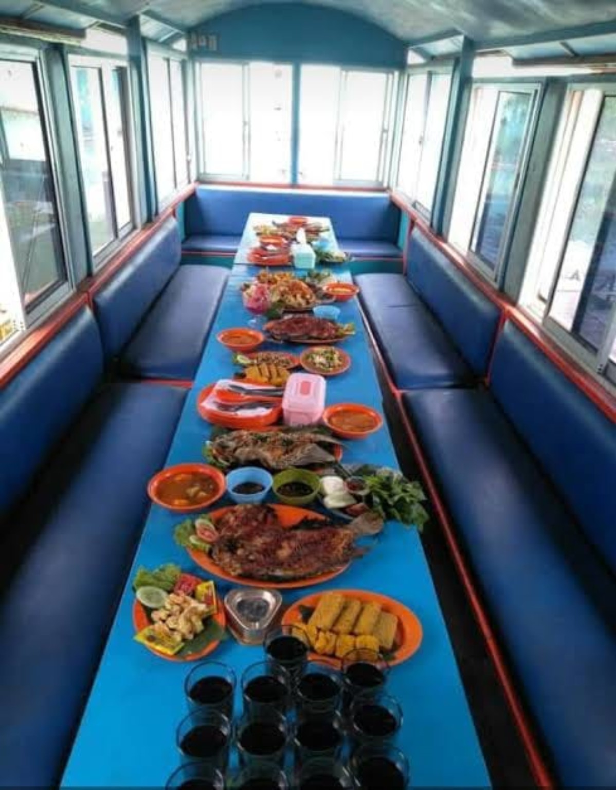 Hidangan makan bersama di atas kapal