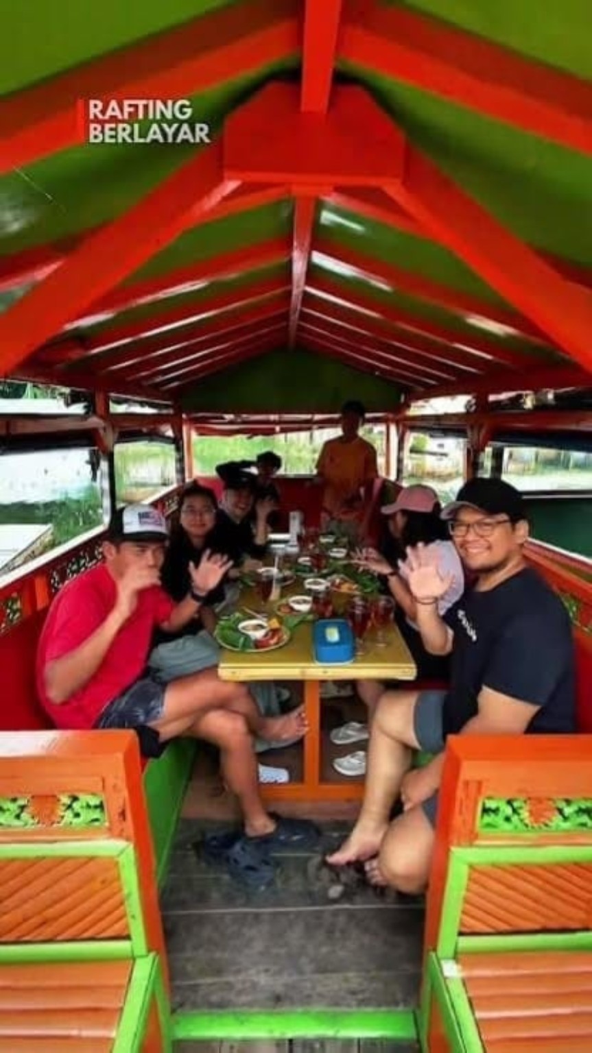 Kebersamaan peserta di atas kapal